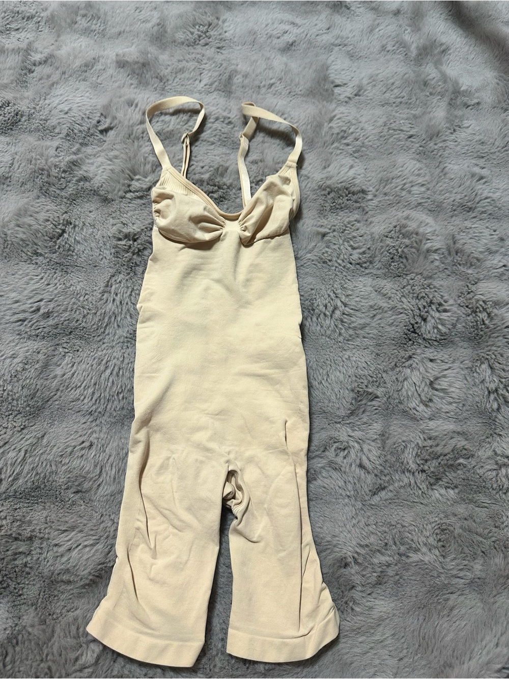 Brand new SKIMS SEAMLESS SCULPT
MID THIGH BODYSUIT Size XS Sand